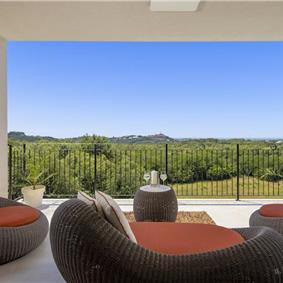 Luxury 4-Bedroom Villa with generous sized Infinity Pool near Buje, Istria. Sleeps 8